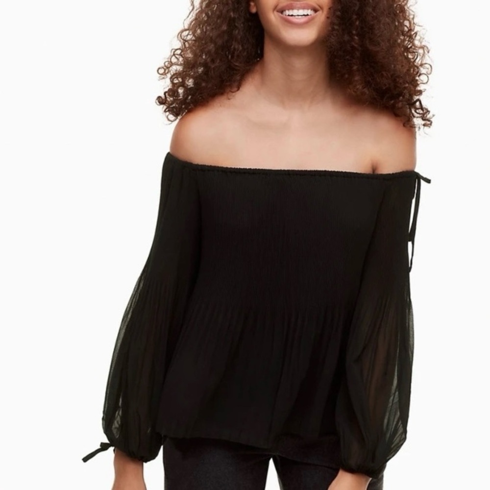 Aritzia Talence off-the-shoulder pleated blouse. 🖤